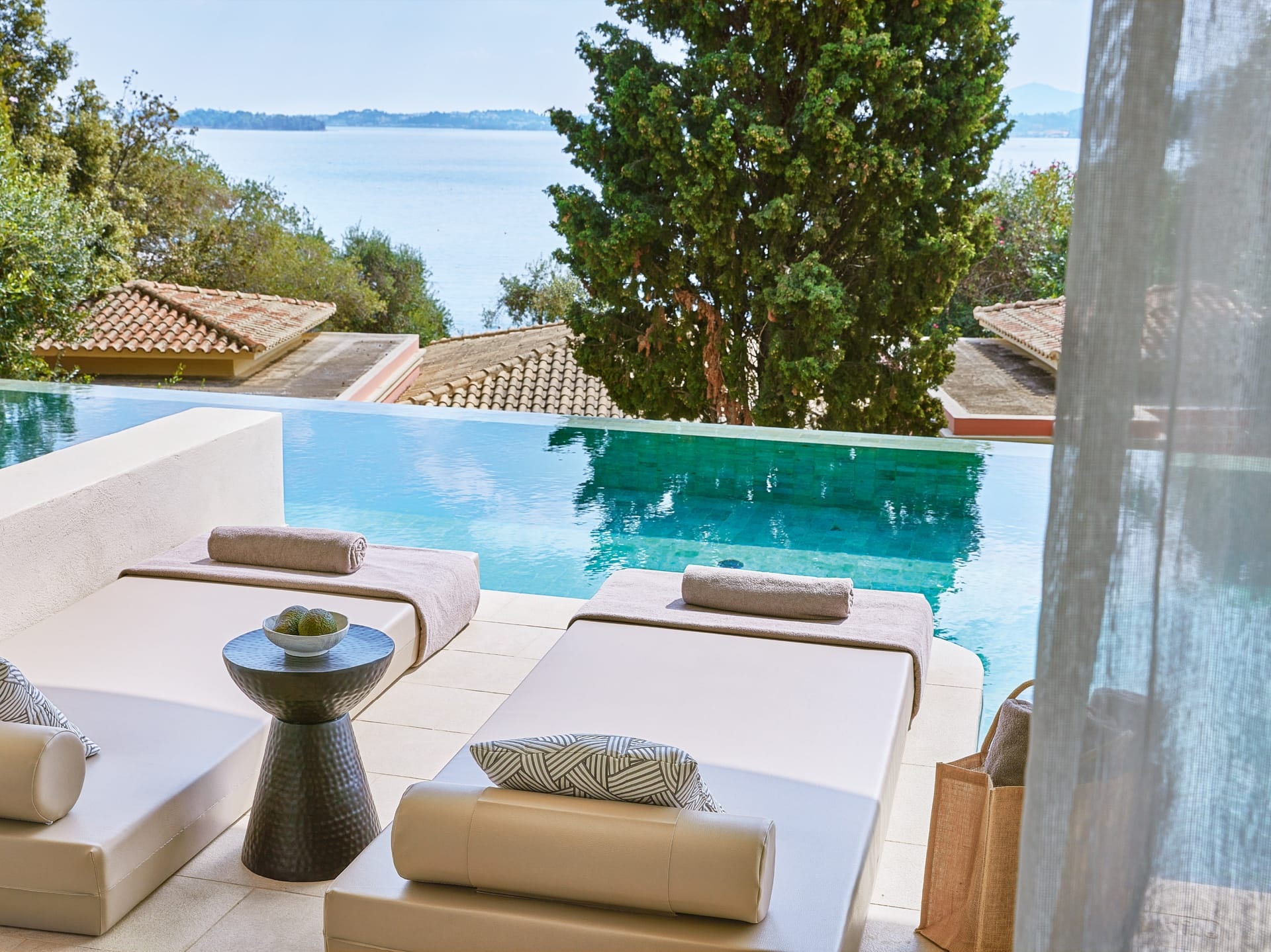 Swim Up Junior Bungalow Suite