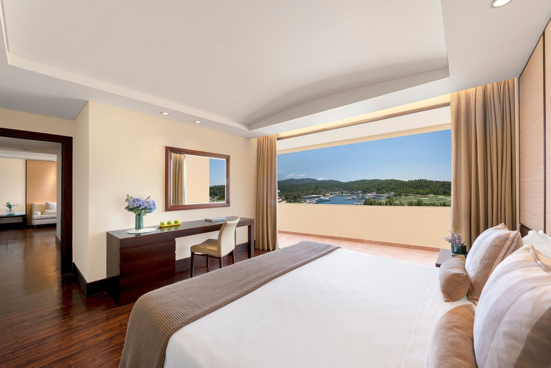 Superior One bedroom Suite Sea/Marina View